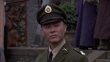 美女假扮成乞丐，抱住特派员的腿不松开