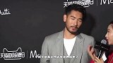 陈建州和高以翔父母看球，穿高以翔送的西装纪念兄弟