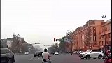 电动车起步太猛，男子控制不住摔倒