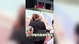 赵樱子戛纳红毯被赶，一步三回头被催着走，镂空礼服疑踩雷禁裸令