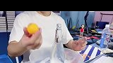 物理玻璃瓶的乒乓球为什么会掉，塑料瓶的却不会呢谁知道原理