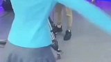 表面一本正经的主持人，现场拍到的一幕，摄影师已经生无可恋