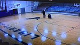 美国：扫地僧出没！学校一名管理员无意间展现惊人篮球特技走红
