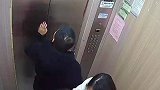 一岁多幼儿高烧晕厥被困电梯，妈妈崩溃大哭，崩溃之际民间消防员火速赶到