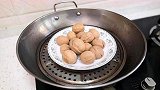 核桃放锅里蒸5分钟真厉害，解决了日常生活的烦恼。