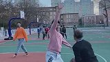 老大爷和小伙们打篮球，这么大年纪依然还能蹦蹦跳跳，属实难得！