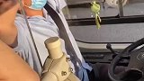 公交车上了一车小学生，司机戴上了痛苦面具