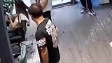 老人拄拐杖进美发店理发师以为是乞讨，随后一幕让人意外又暖心!