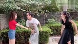 姑娘和陌生人吵架，闺蜜去拉架，结果笑趴了