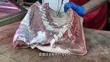 大叔街头卖“肥猪肚”，30块钱1斤，食客：想看它煮熟后的样子