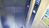 男孩一脚蹬飞电梯门，妈妈称：赔什么赔？你们应该感谢我儿子