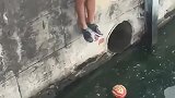 小哥被队友拉着下水捡球，一顿操作猛如虎，最后半秒白辛苦