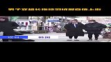 男子穿超长拖地羽绒服自信上街，路人反应说明一切