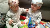 双胞胎小哥俩带上矫正头盔，对视一眼瞬间发现了新大陆，聊嗨了！