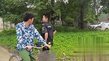 小伙为当保安队长，卖力讨好顶头上司