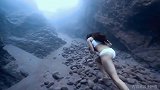 哥伦比亚自由潜水女神！抱着石头扎入18米深水底 梦幻般的旅程
