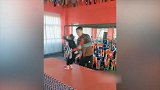 功底了得！5岁女娃桌子上连翻数十跟头