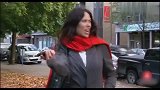 外国搞笑恶作剧，向路人借个电话打，突然冒烟就爆炸了