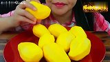 美食制作，妹子吃新鲜芒果，多汁味美嚼起来太爽了