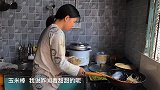 奶奶煮锅草莓玉米棒，优优驮着妹妹去吃，小玥玥闻到味急得脚乱蹬