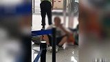 男子带癌症老人在机场乘机被拒，无奈坐地大吼：承诺书都签了，还想怎样