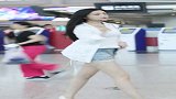 时尚街拍：美女小姐姐这大长腿真是让人羡慕，颜值也太好看了吧