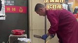 女生路过水果店，被“甘蔗大军”吸引忍不住想加入