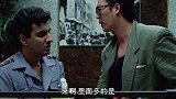 坏人要挟十几个人逃走，但还给受伤的人包扎伤口