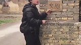 现在的人上厕所都不看标示了吗，竟然会出现这样的事