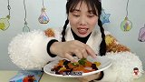 美食拆箱小姐姐吃“几何造型果汁软糖”多彩形状多美味