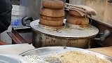 西安回民街，阿姨做的糕好看又好吃
