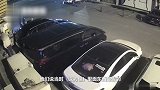 小偷砸车窗偷2千现金扔20万包：不认识包内首饰，也扔了