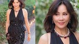 大出风头刘嘉玲妩媚现身珠宝活动，左拥右抱两外籍男士不避嫌