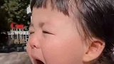 萌娃第一次吃跳跳糖，刚开始还好好的，下一秒就哭了！