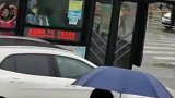 可爱！遇到公交车上的女同学，男孩站在雨中向她“比心”打招呼。