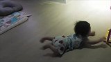 小宝宝学爬，动作像在地上游泳似的，太逗了！