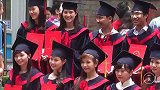 越南大学女生爱穿奥黛，在公园里拍毕业照