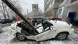 俄罗斯：死神来了！男子给车除冰时一混凝土板从高空砸下