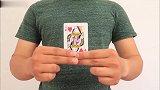 魔术揭秘：纸牌翻过去直接变出一支笔来，魔术技巧现在被揭秘了