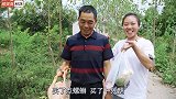 秋妹请爸爸吃铁锅炖大鹅，一边喝酒一边吃鹅肉，喝得上脸了！