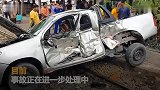 【泰国】惊魂！皮卡加速冲过铁轨被撞飞 车上4人幸运生还