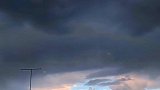 披星戴月地奔波，只为一扇窗，当你迷失在路上，能够看见那灯光