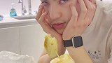 从饥饿男子手中抢食物会被咬！你是不是玩不起！张团子和王小米！ 恋爱 情侣 搞笑 甜甜的恋爱