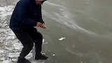 东北大哥挑战炸冰，以为他要炸鱼，结果让人意外