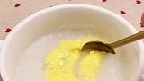 蛋黄不易消化，小宝宝建议先从四分之一开始加