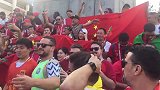 中国球迷高举五星红旗占领广场 与外国友人合唱《歌唱祖国》