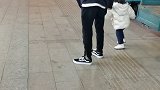 如果我有罪请用法律制裁我，而不是派这个玩意折磨我，没给她买玩具她就不回家，这么冷的天说要冻死在街上，让我没妹妹