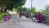 广东一大妈健身拽断石头护栏被砸，力气大还是质量差？官方回应