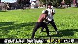 外国小伙篮球场上激烈火拼，打的太狠了！