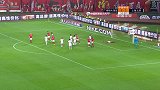 恒大左路任意球开出 郜林前点头球后蹭划门而过